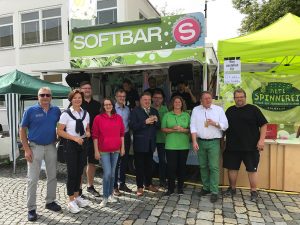 prominente Cocktail-Schlürfer mit Softbar-Crew
